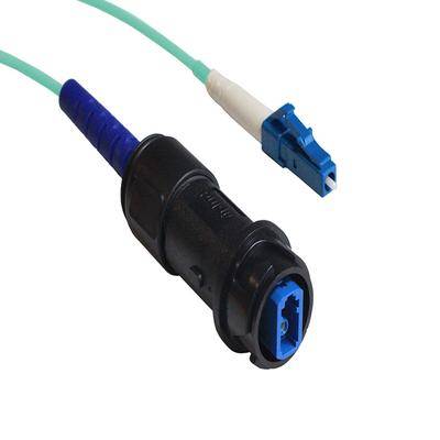 Ein blauer Glasfaserkabelstecker mit Schutzgehäuse, in einer Nahaufnahme vor einem weißen Hintergrund, der sein Design und seine Funktion hervorhebt.