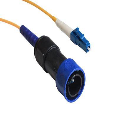 Ein Glasfaserkabel mit einem blauen LC-Stecker an einem Ende und einem schwarzen Stecker am anderen Ende, verwendet für hochgeschwindigige Datenübertragung.