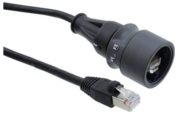 Nahaufnahme eines Ethernet-Kabels mit einem RJ45-Stecker neben einer schwarzen Schutzabdeckung mit Verriegelungsmechanismus, verwendet für sichere Netzwerkverbindungen.