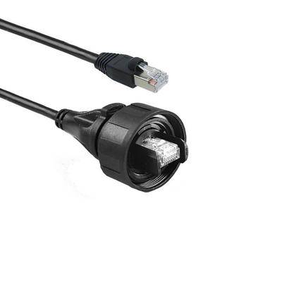 Ethernet-Kabel mit einer Schutzkappe über einem Anschluss, geeignet für sichere oder Outdoor-Datenleitungen.