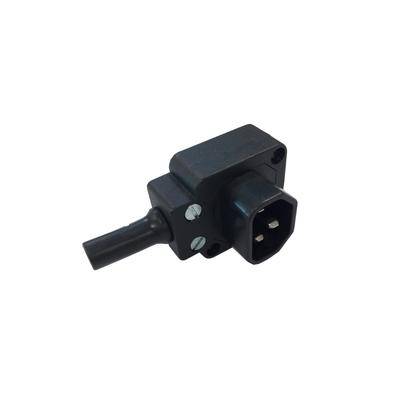 Ein schwarzer Netzstecker-Adapter mit einer Dreipol-Steckdose an einem Ende und einem Kabel, das von der anderen Seite abgeht.
