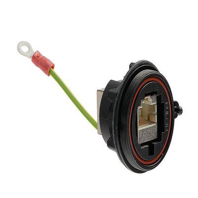 Ein schwarzer, runder Ethernet-Einbauanschluss mit einem angeschlossenen gelb-grünen Erdungsdraht und einem roten Ringkabelschuh.