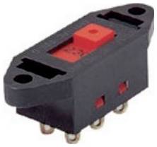 Ein roter und schwarzer rechteckiger Wippschalter mit Metallstiften, der für elektronische Geräte konzipiert ist, von der Seite dargestellt.