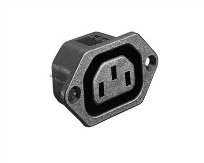Ein Netzstecker mit Metallgehäuse nach IEC C14-Standard, an dem drei rechteckige Stifte sichtbar sind, ausgelegt für elektrische Geräte und Netzkabel.