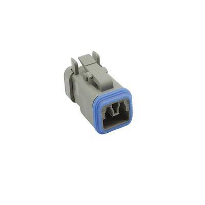 Ein grauer elektrischer Anschluss mit einer blauen Dichtung, der mehrere Steckplätze für Stifte aufweist.