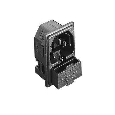 Eine schwarze IEC-C14-Netzsteckdose, die üblicherweise zum Anschluss elektrischer Geräte an eine Stromquelle verwendet wird.