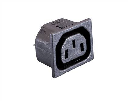 Ein schwarzer rechteckiger Einbau-Netzstecker mit drei rechteckigen Öffnungen, der üblicherweise für Wechselstromanschlüsse in elektronischen Geräten verwendet wird.
