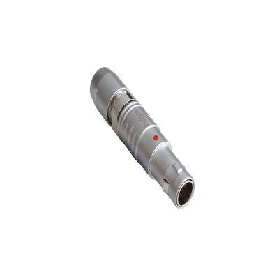 Ein metallischer zylindrischer Verbinder mit strukturierter Griffoberfläche und einem roten Punktindikator an seiner Seite, der für sichere elektrische Verbindungen verwendet wird.