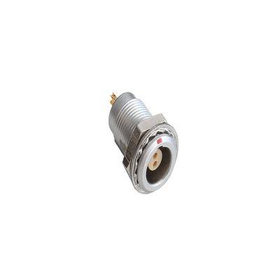 Ein weißer und metallischer zylindrischer RF-Stecker mit einer gerillten Außenseite und zwei sichtbaren Pins für elektrische Verbindungen.