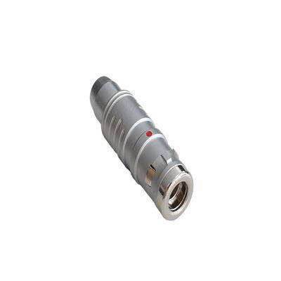 Ein silberner Push-Pull-Stecker mit strukturiertem Griff und einer roten Markierung zur Ausrichtung.