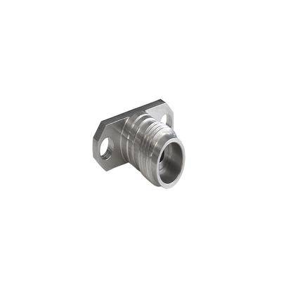 Eine Metallflanschverbindung mit einem zylindrischen Anschluss und zwei Befestigungslöchern, die typischerweise in der Sanitär- oder Industrietechnik verwendet wird.