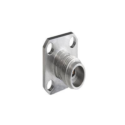 Metallflanschbuchse mit vier Befestigungslöchern und einer zentralen kreisförmigen Öffnung, die typischerweise in elektrischen oder mechanischen Anwendungen verwendet wird.