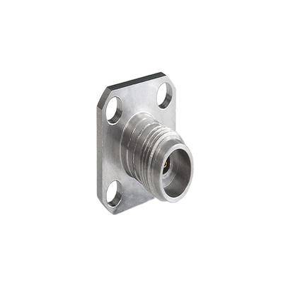 Ein Metall-HF-Koaxialstecker mit quadratischem Flansch und vier Befestigungslöchern.