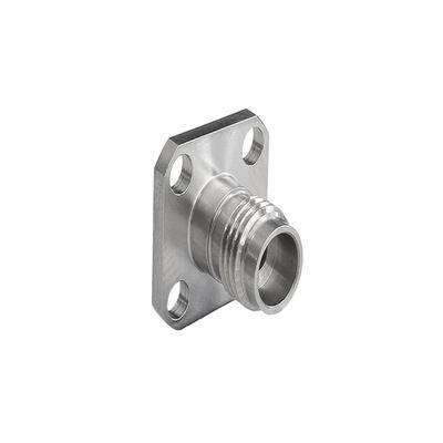 Ein metallischer, geflanschter Verbinder mit einer zylindrischen Öffnung und vier Befestigungslöchern, der für eine sichere Anbringung in mechanischen Baugruppen verwendet wird.