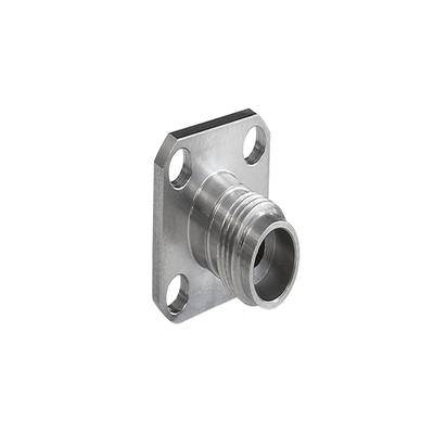 Eine Metallflanschverbindung mit einem zylindrischen Hals und vier Befestigungslöchern, die für Rohranschlüsse verwendet wird.