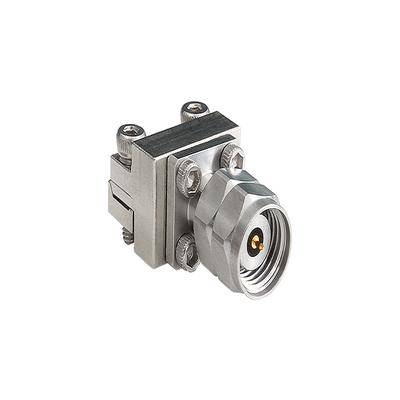 Ein Metall-HF-Koaxialadapter mit rechteckiger Basis und vier Schrauben, der für die Verbindung zweier Koaxialkabel in elektrischen Anwendungen konzipiert ist.