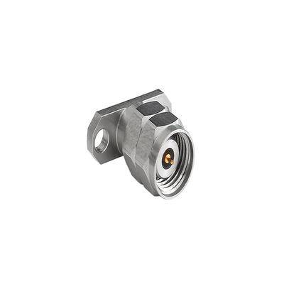 Ein metallischer RF-Koaxialadapter mit Winkeldesign, ausgestattet mit einer strukturierten sechseckigen Mutter und einer kreisförmigen Öffnung für den Kabelanschluss.