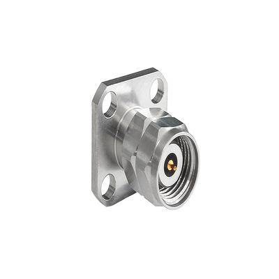 Ein metallischer HF-Stecker mit quadratischer Flanschbasis und Gewindeende wird gezeigt, wahrscheinlich verwendet zum Befestigen von Kabeln in Kommunikationsgeräten.