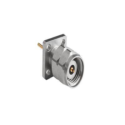 Ein Metall-HF-Koaxialstecker mit quadratischem Flansch, ausgestattet mit einem verschraubten Kopplungsmechanismus und einem zentralen Kontaktstift für Kabelverbindungen.