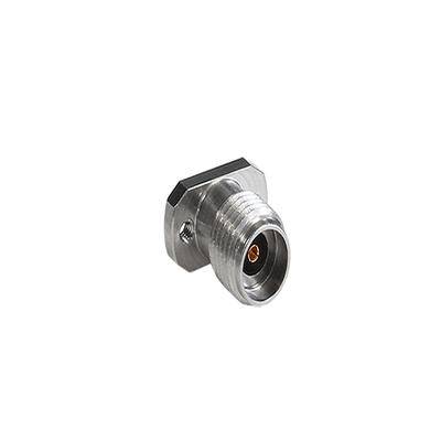Ein kleiner, metallischer RF-Koaxialstecker mit einer Gewindekonstruktion.