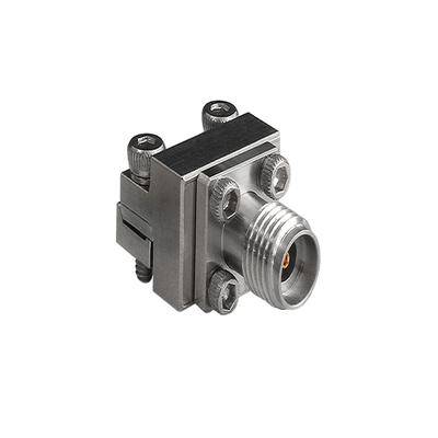 Ein silberner Koaxialadapter mit Schraubhalterung und metallischer Oberfläche, der einen zylindrischen Anschluss mit Innengewinde zeigt.