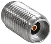 Eine Nahaufnahme eines metallischen Koaxialkabel-Steckers mit einer gerillten Außenseite und einem zentralen Kontaktstift, der zur Übertragung von Hochfrequenzsignalen verwendet wird.