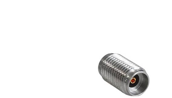 Ein Koaxial-Metallverbinder-Adapter mit einer verschraubten Außenseite liegt auf einem weißen Hintergrund.