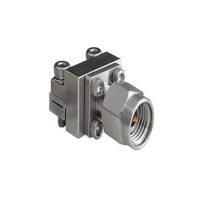 Ein Metallkoaxialkabelstecker mit sichtbaren Schrauben, der zum Anschließen von Kabeln an ein Gerät zur Signalübertragung verwendet wird.