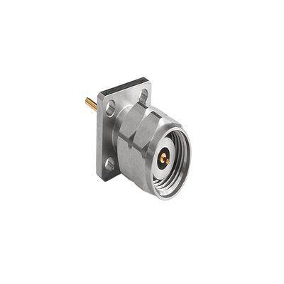 Ein Koaxialstecker mit einem Metallgehäuse und quadratischem Flansch, ausgestattet mit einem verschraubten Frontbereich und einem vergoldeten zentralen Kontaktstift für sichere Verbindungen.