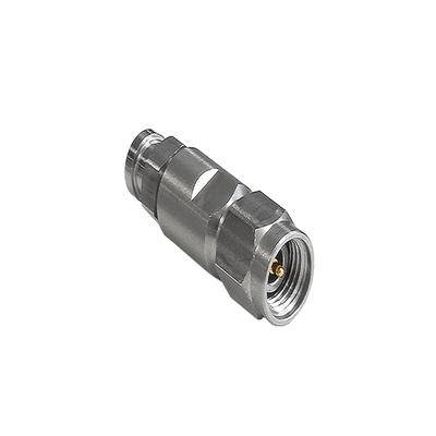 Ein metallischer Verbinder mit einem Gewindeende, der zur Kabel- oder Rohrkupplung verwendet wird, ist in einer Nahaufnahme vor einem einfarbigen Hintergrund zu sehen.