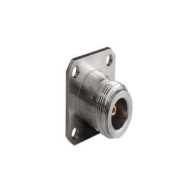 Ein metallischer HF-Koaxialstecker mit quadratischer Flansche und vier Befestigungslöchern, der zum Anschließen von Kabeln an elektronische Geräte verwendet wird.
