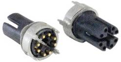 Zwei schwarze und silberne kreisförmige elektrische Verbinder mit mehreren goldenen Kontakten und Buchsen, die in getrenntem Zustand dargestellt sind.