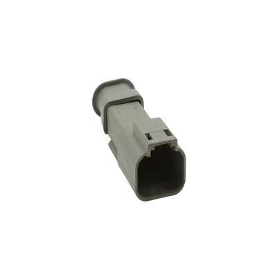 Ein grauer elektrischer Stecker mit einem rechteckigen Steckkontakt und einem leicht ausgestellten, zylindrischen Ende, der vor einem einfarbigen weißen Hintergrund dargestellt ist.