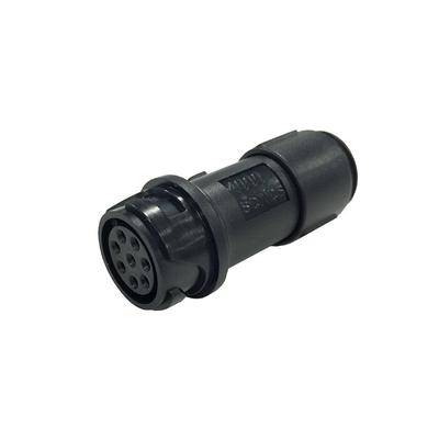 Ein schwarzer zylindrischer elektrischer Stecker mit einer kreisförmigen Frontfläche, die mehrere Pinsteckplätze aufweist und zur Daten- oder Stromübertragung verwendet wird.