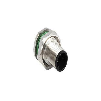 Ein metallischer M12-Sensoranschluss mit grünem Dichtungsring, konzipiert für industrielle Automatisierungsanwendungen.