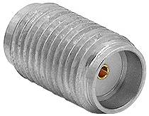 Ein metallischer zylindrischer Adapter mit gerillter, gewindeter Außenseite und einem goldfarbenen inneren Anschluss zum Anschließen von Koaxialkabeln.