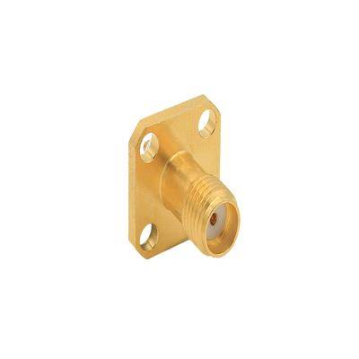 Ein vergoldeter SMA-Stecker mit quadratischem Flansch und vier Befestigungslöchern, verwendet für Koaxialkabelverbindungen in HF-Anwendungen.