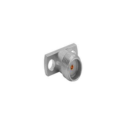 RF-Verbinder mit zwei Befestigungslöchern, metallische Oberfläche.