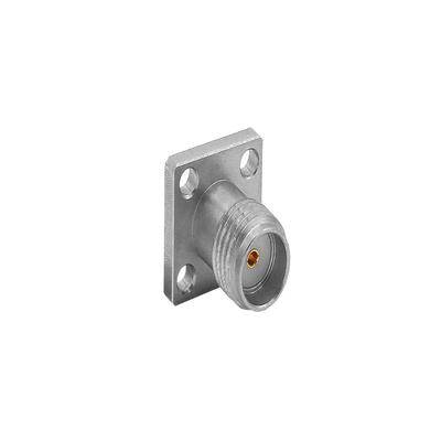 '4.3-10 Einbaubuchse - Lötkelch-Anschluss' verfügt über einen metallischen Anschluss mit quadratischer Grundfläche, der für Montage und elektrische Verbindungen konzipiert ist.