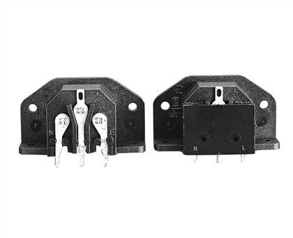 Zwei schwarze elektrische Anschlüsse, jeweils mit drei Pins, die mit 'N', 'L' und einem nicht beschrifteten Pin gekennzeichnet sind. Der linke Anschluss zeigt die Rückseite; der rechte zeigt die Vorderseite.