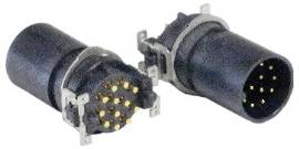 Zwei schwarze zylindrische elektrische Anschlüsse mit mehreren goldenen Stiften, nebeneinander positioniert und aus einem Winkel betrachtet.