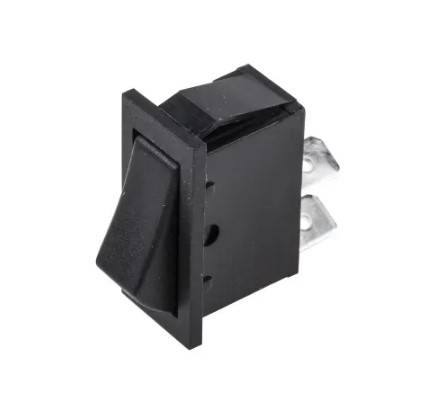 Ein schwarzer Wippschalter mit drei Metallstiften, der üblicherweise für elektrische Geräte verwendet wird, leicht gewinkelt, um Tiefe und Verbindungen zu zeigen.