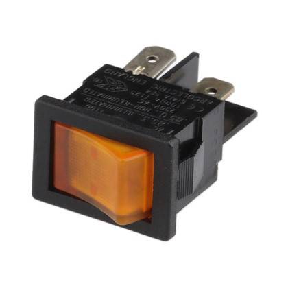 Ein rechteckiger, orangefarbener, beleuchteter Wippschalter mit drei Metallkontakten, der für elektrische Geräte verwendet wird.