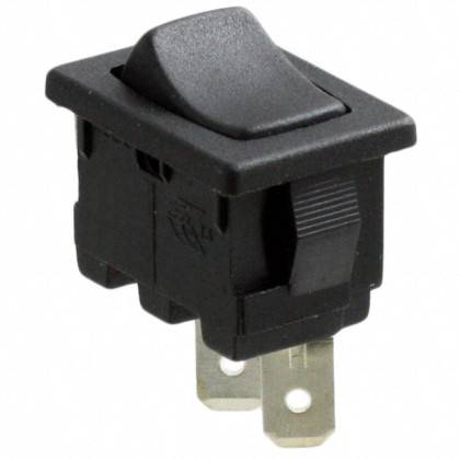 Ein schwarzer Wippschalter mit einer einzelnen Ein/Aus-Position, ausgestattet mit Metallkontakten an der Basis, zum Einbau in elektronische Geräte.