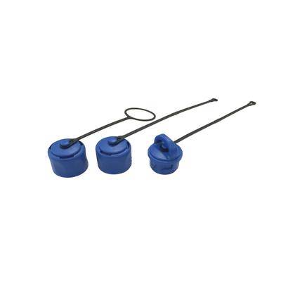 Drei blaue Plastikabdeckungen mit langen schwarzen Riemen, die Kappen oder Deckeln ähneln, sind von links nach rechts in zunehmender Größe ausgerichtet.