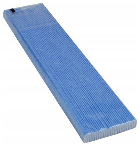 Ein rechteckiger blauer Reinigungsschwamm, der in durchsichtige Plastikverpackung eingewickelt ist, wobei die strukturierte Oberfläche durch die Verpackung hindurch sichtbar ist.