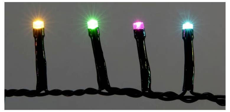 Vier LED-Leuchten in einer Reihe, in den Farben Gelb, Grün, Rosa und Blau, sind an einem gedrehten schwarzen Draht vor einem dunkelgrauen Hintergrund montiert.