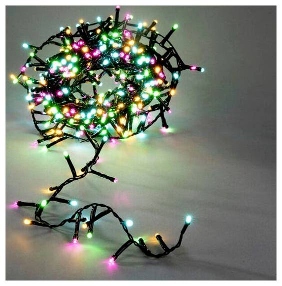 Eine Girlande bunter Weihnachtslichter leuchtet mit grünen, rosa und orangefarbenen Glühbirnen vor einem neutralen Hintergrund und erzeugt eine festliche Atmosphäre.