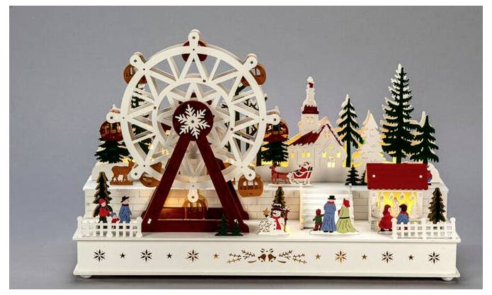 Eine stimmungsvolle Winterszene mit einem hölzernen Riesenrad, schneebedeckten Bäumen und Figuren, die eine festliche Dorfatmosphäre genießen.