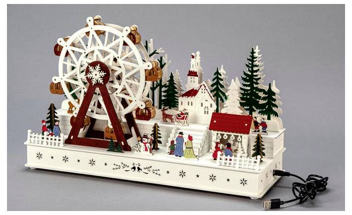 Ein dekoratives Modell einer Riesenradszene mit Figuren, Bäumen und Gebäuden, das eine festliche Winterdorfkulisse darstellt, mit einem angeschlossenen USB-Kabel.